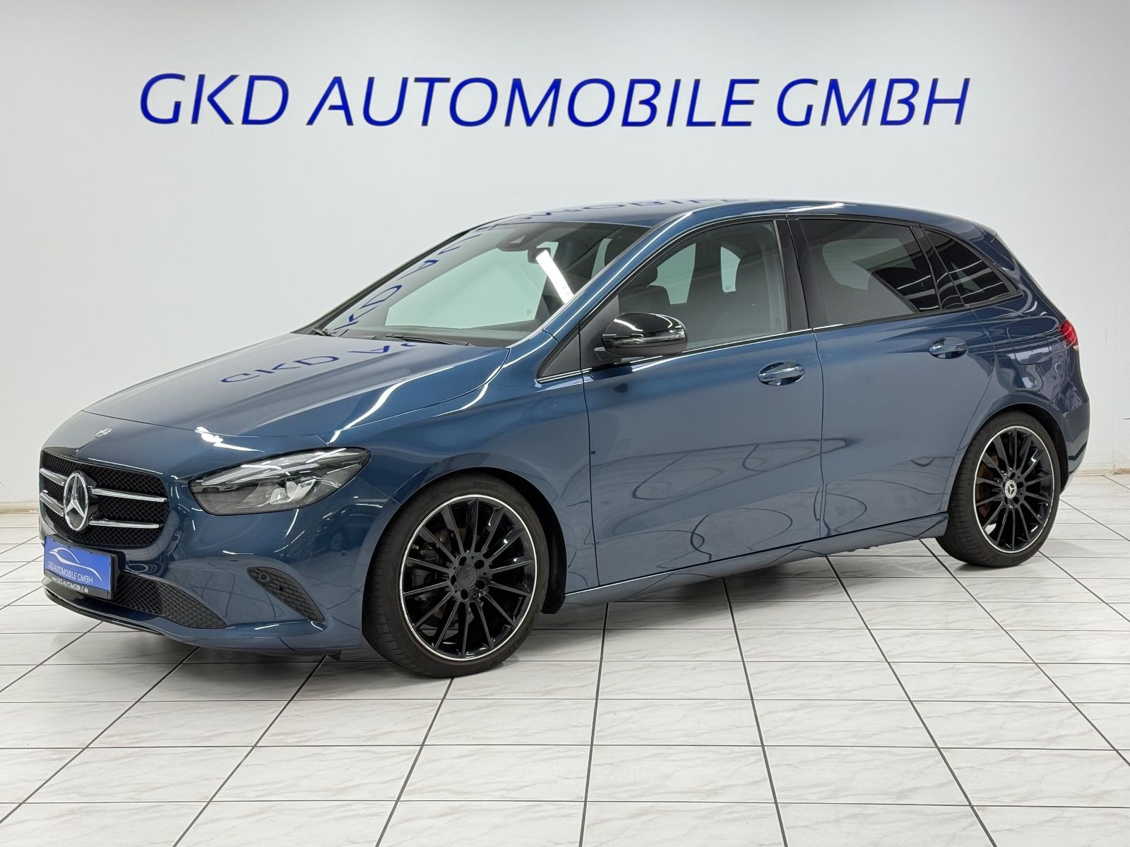 MERCEDES-BENZ B 180 Kamera*Night-Paket*Navi*Standhz*ACC*AMG19"