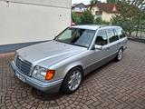 Mercedes-Benz E 220 T Modell S124  - Mercedes-Benz E 220 mit Benzin-Antrieb: Kombi