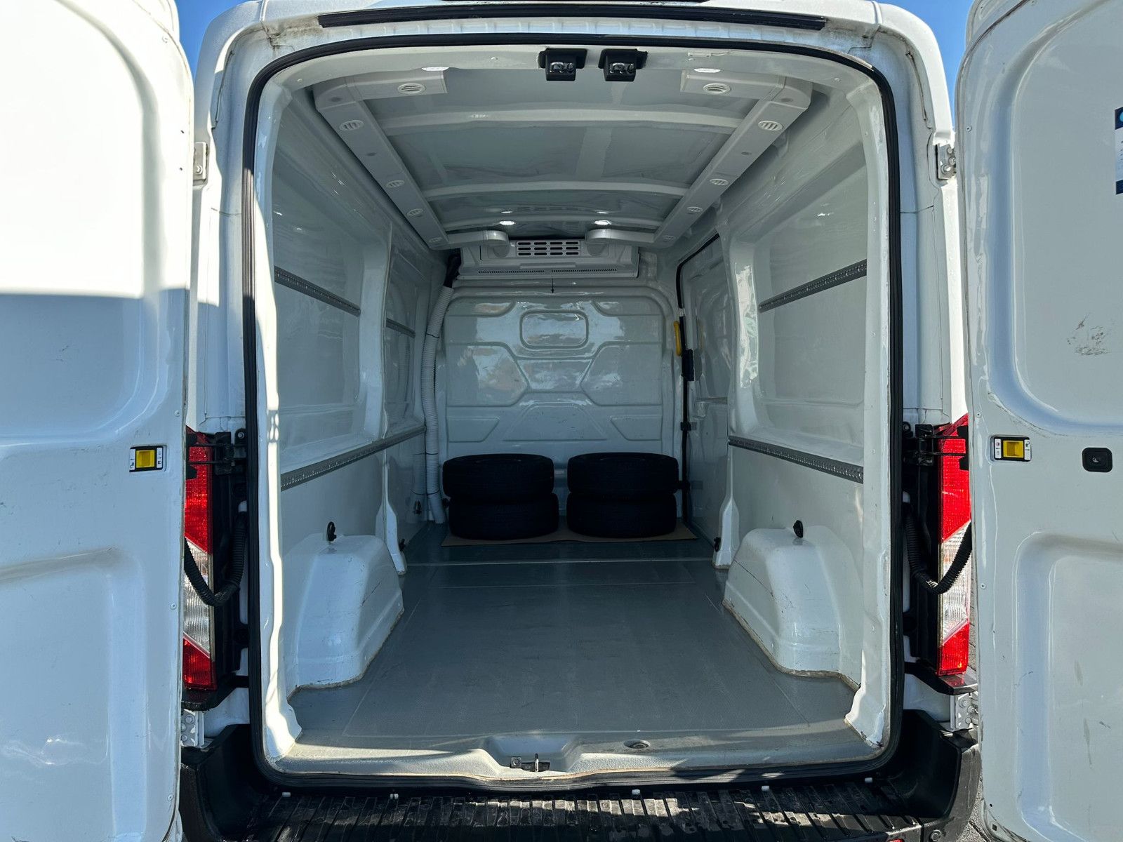 Fahrzeugabbildung Ford TRANSIT 350 L3H2 *AUTOMATIC*LADEFLÄCHE KLIMA