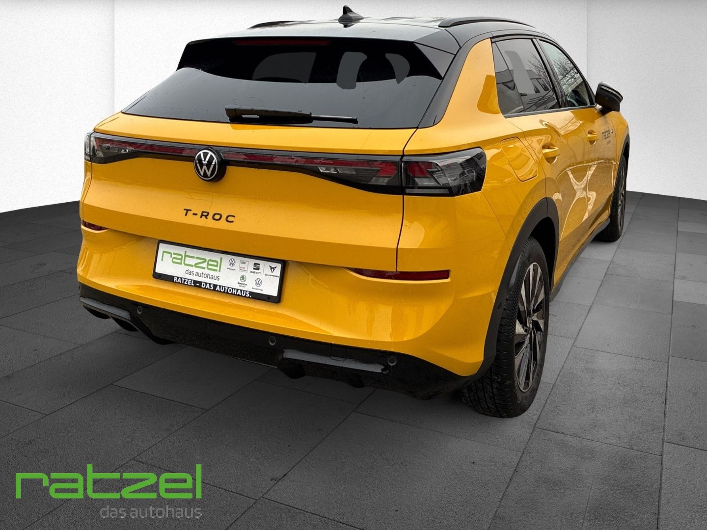 Fahrzeugabbildung Volkswagen T-Roc R-LINE 1.5 eTSI DSG IQ.Drive+LED+Keyless