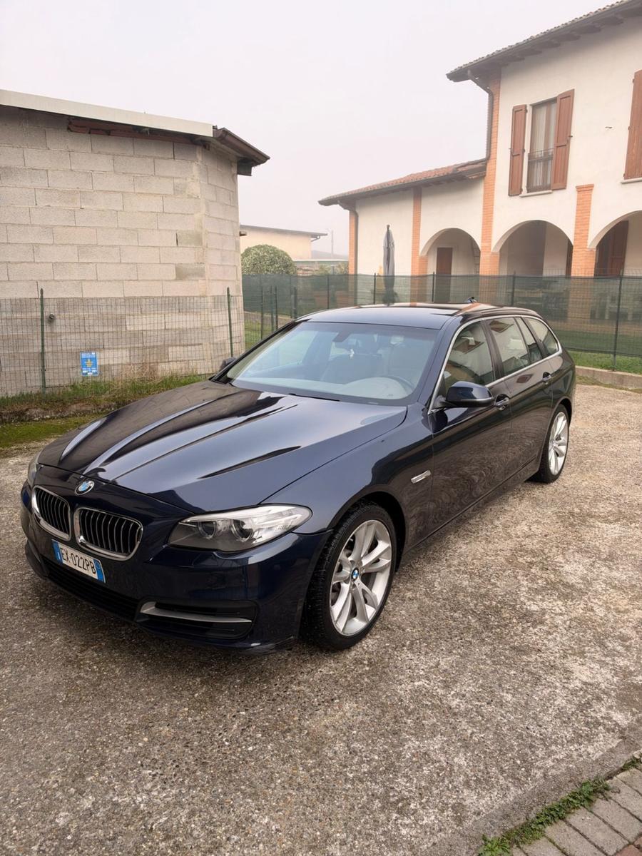 BMW 520 2014 — салон