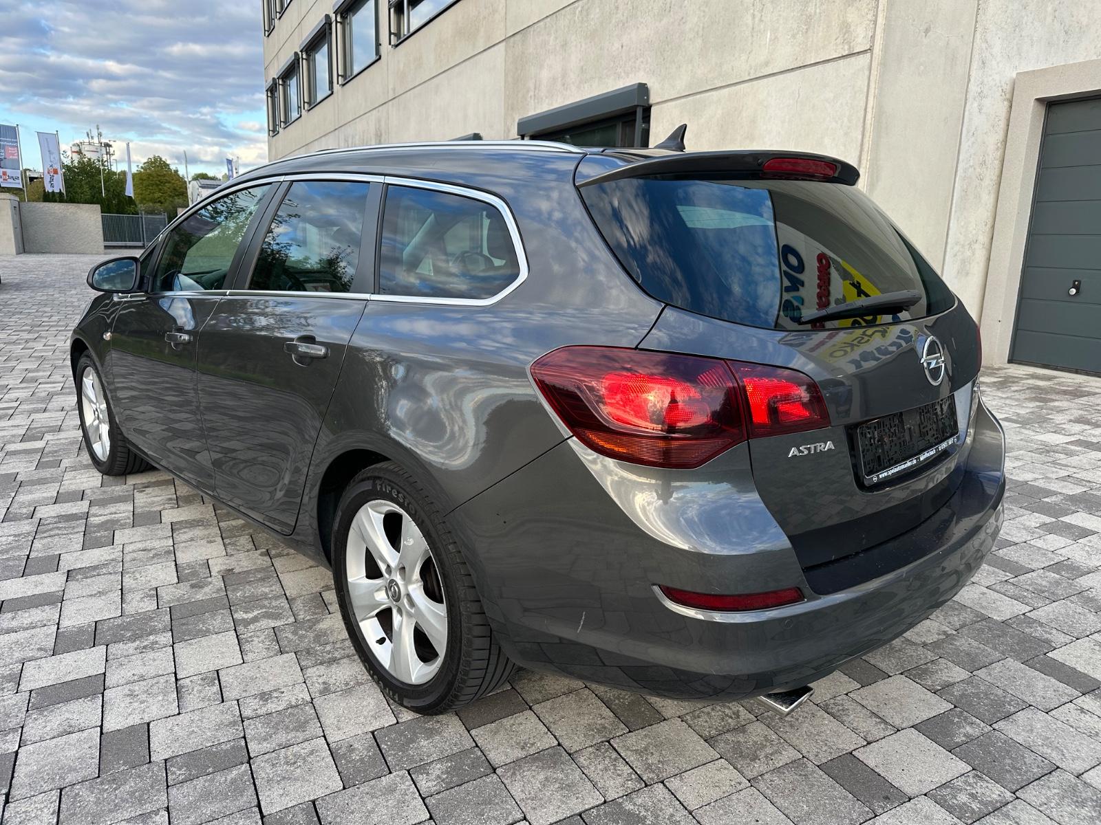 Opel Astra 2011 — photo 18
