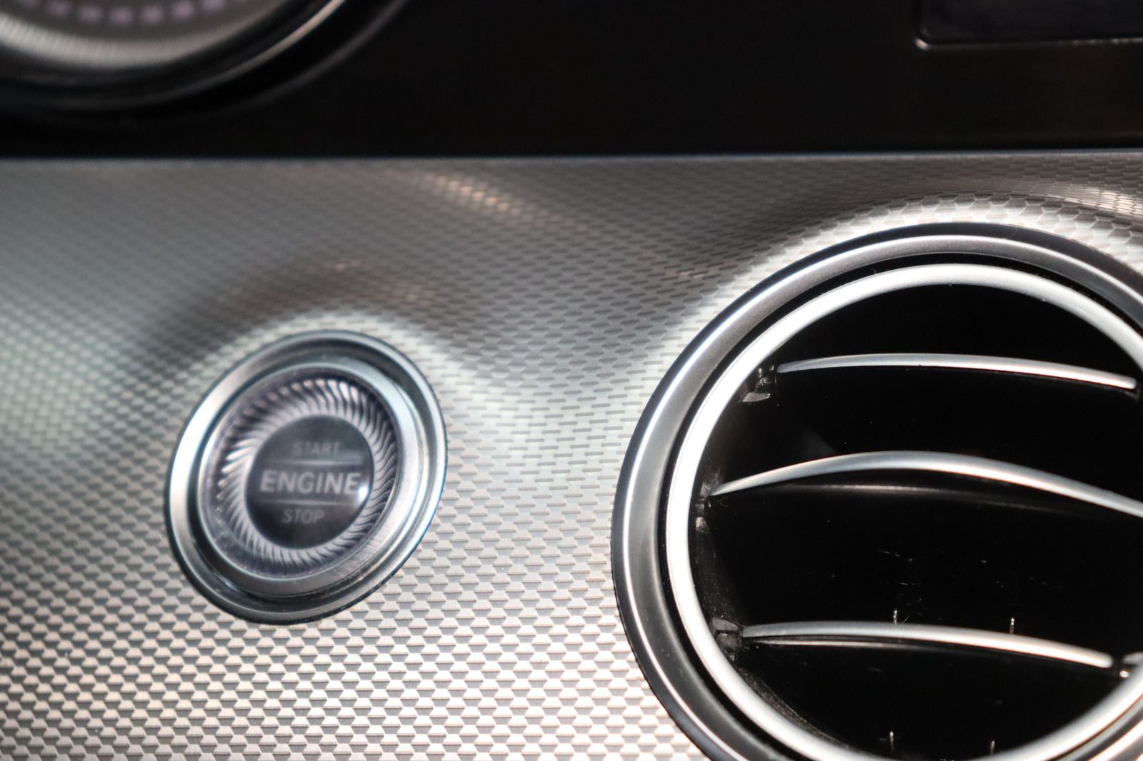 Fahrzeugabbildung Mercedes-Benz E 200 T 4Matic * Schiebedach * Navi * AMG line