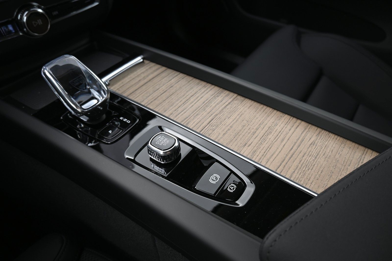 Fahrzeugabbildung Volvo XC60 B5 AWD Plus Dark*FSHZG*360°*ACC*AHK