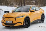 Ford Mustang Mach-E Emotor Extended Range 216kW, ... - mit Elektro-Antrieb: Gelb, Limousine