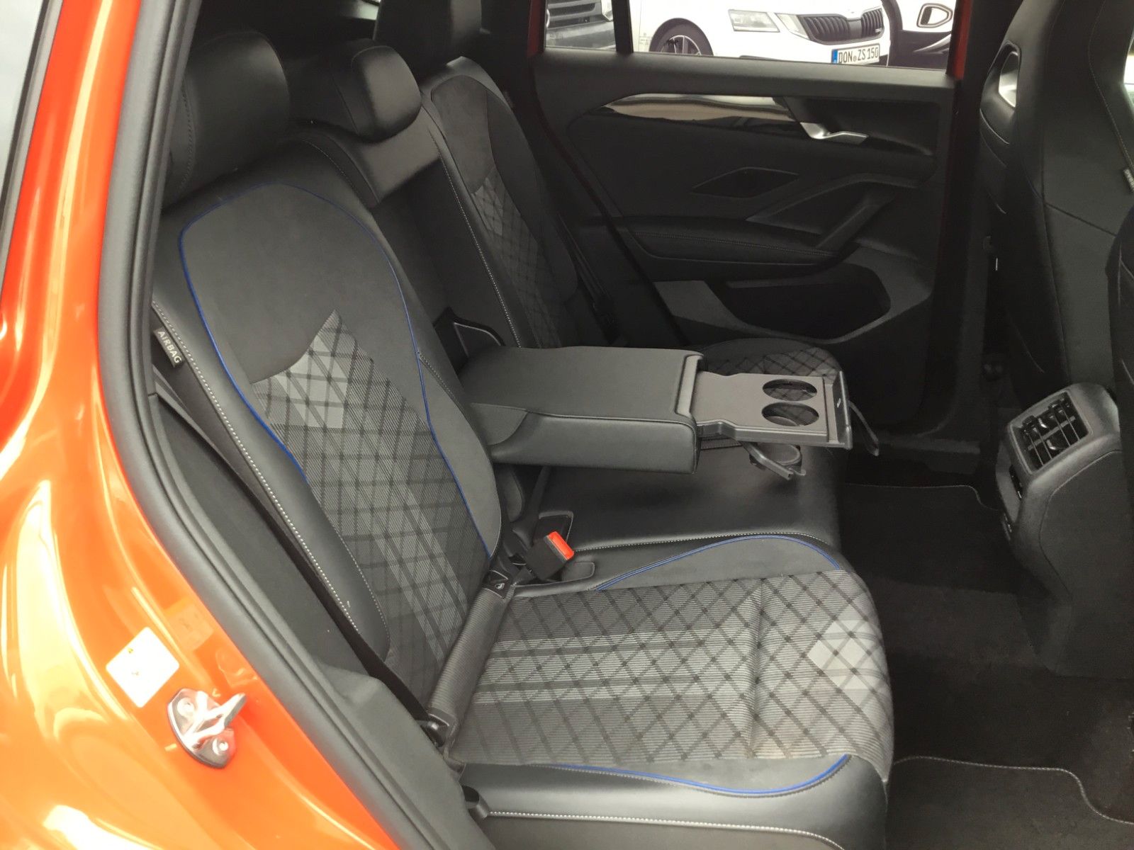 Fahrzeugabbildung Volkswagen Tiguan 2.0 TDI DSG 4M R-Line+AHK+20"+Pano