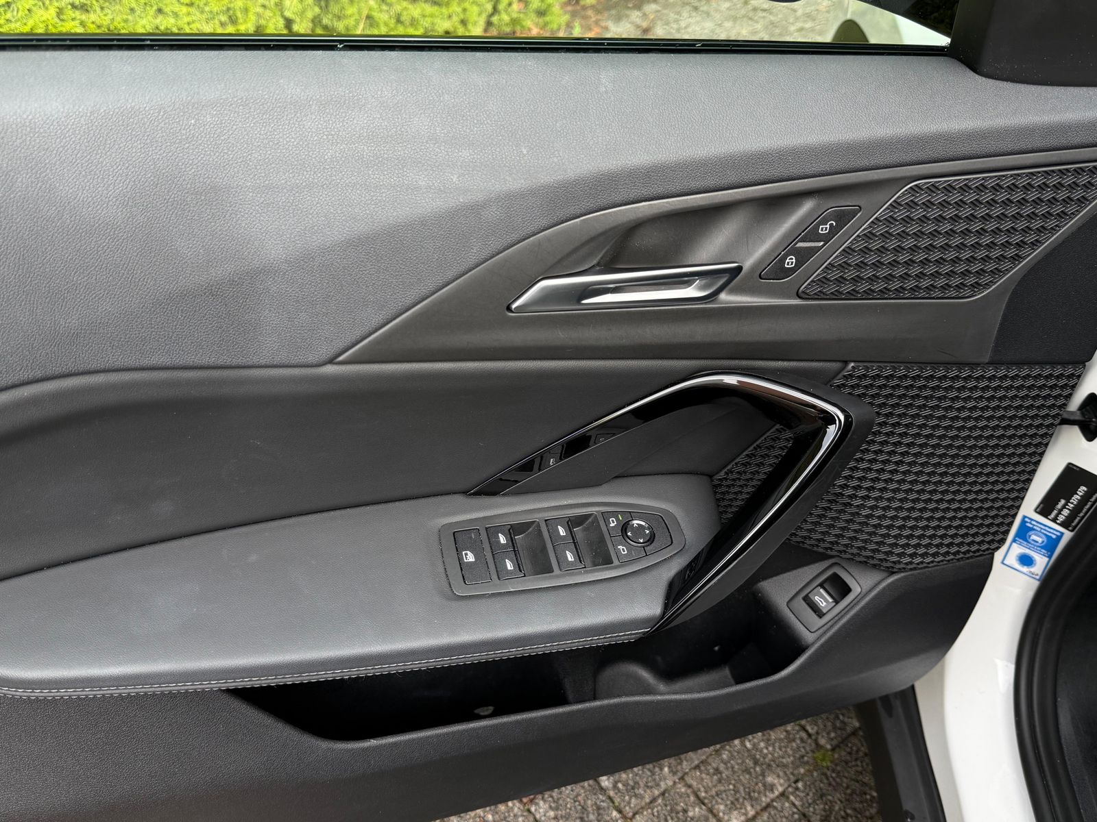 Fahrzeugabbildung BMW iX1 30 xDrive 64 kWh SHADOW+LIFE+SHZ+KAM+LEDER+M