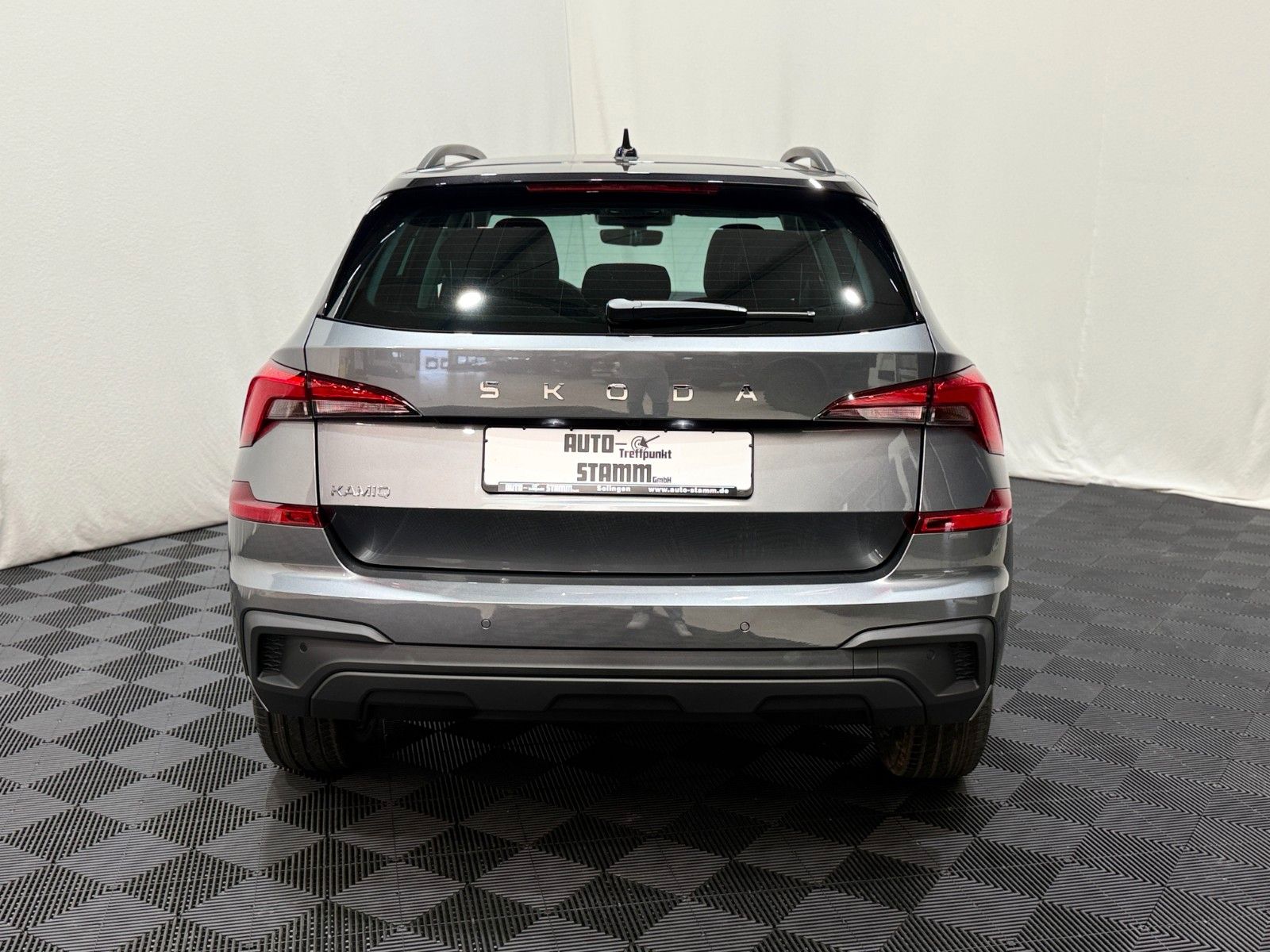 Fahrzeugabbildung SKODA Kamiq 1.0 TSI DSG Selection Black 17Z Kamera SHZ