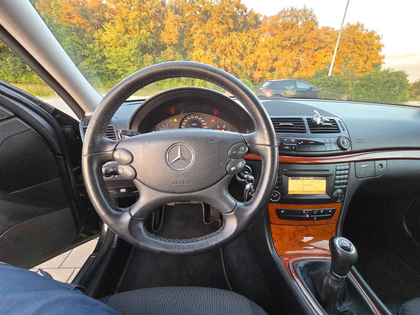 Mercedes-Benz E200 2009 — photo 14