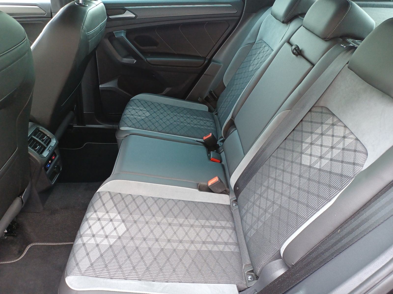 Fahrzeugabbildung Volkswagen Tiguan TSI R-Line 4M DSG R-Lin STH Matrix AHK Na