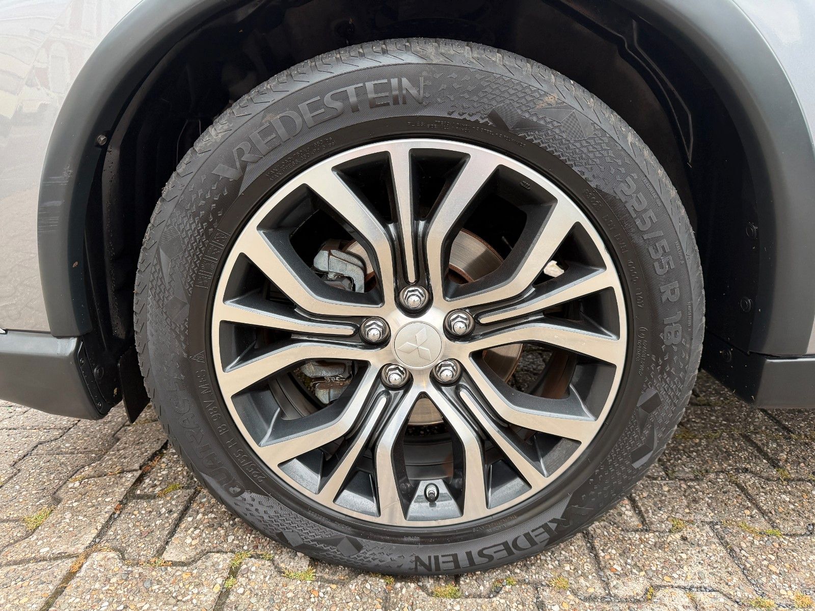 Fahrzeugabbildung Mitsubishi Outlander Top 4WD 7-SITZER AHK LEDER NAVI KAMERA