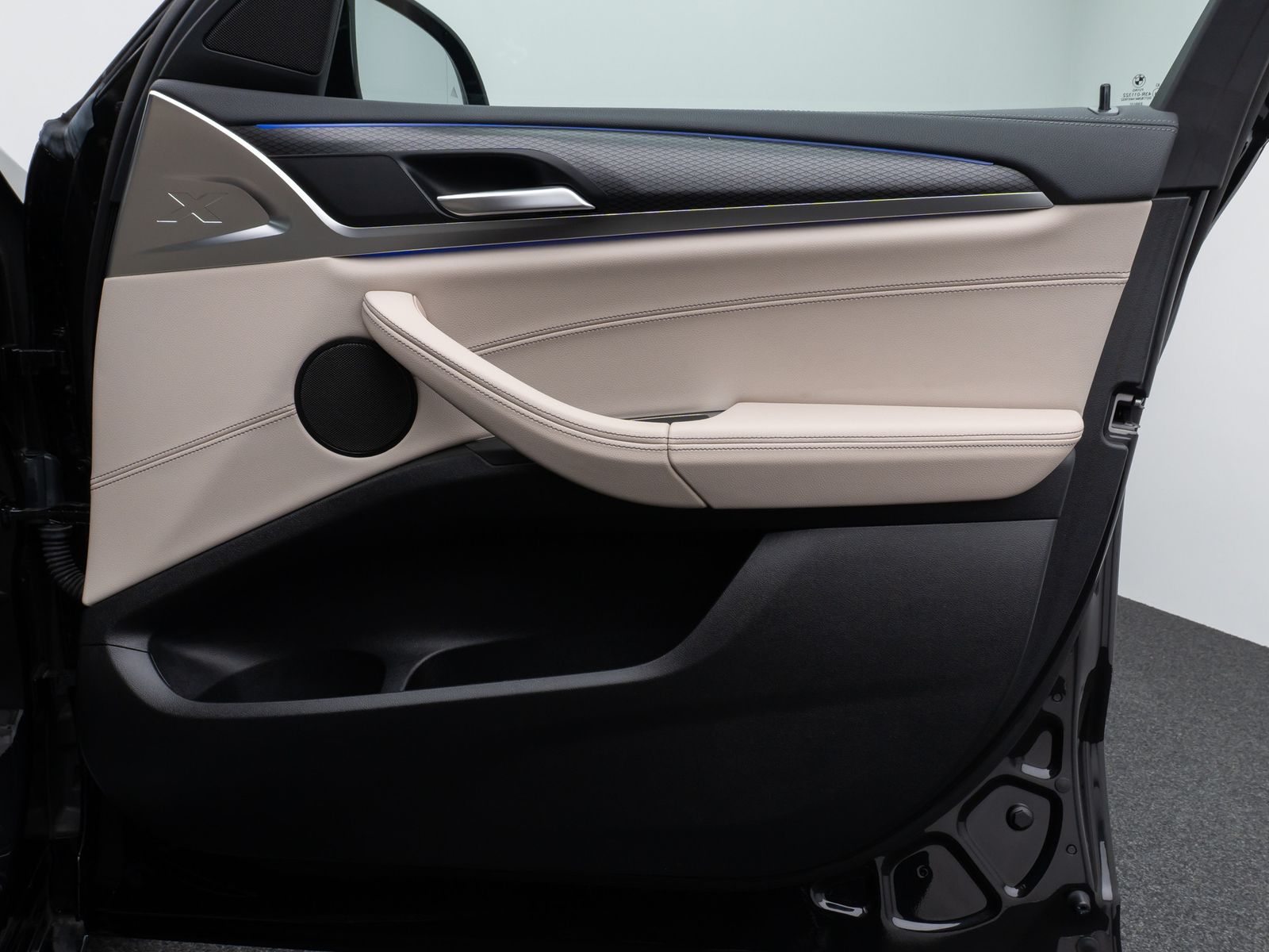 Fahrzeugabbildung BMW X4 M40i Kamera Laser HUD DAB HiFi Komfort 20Zoll
