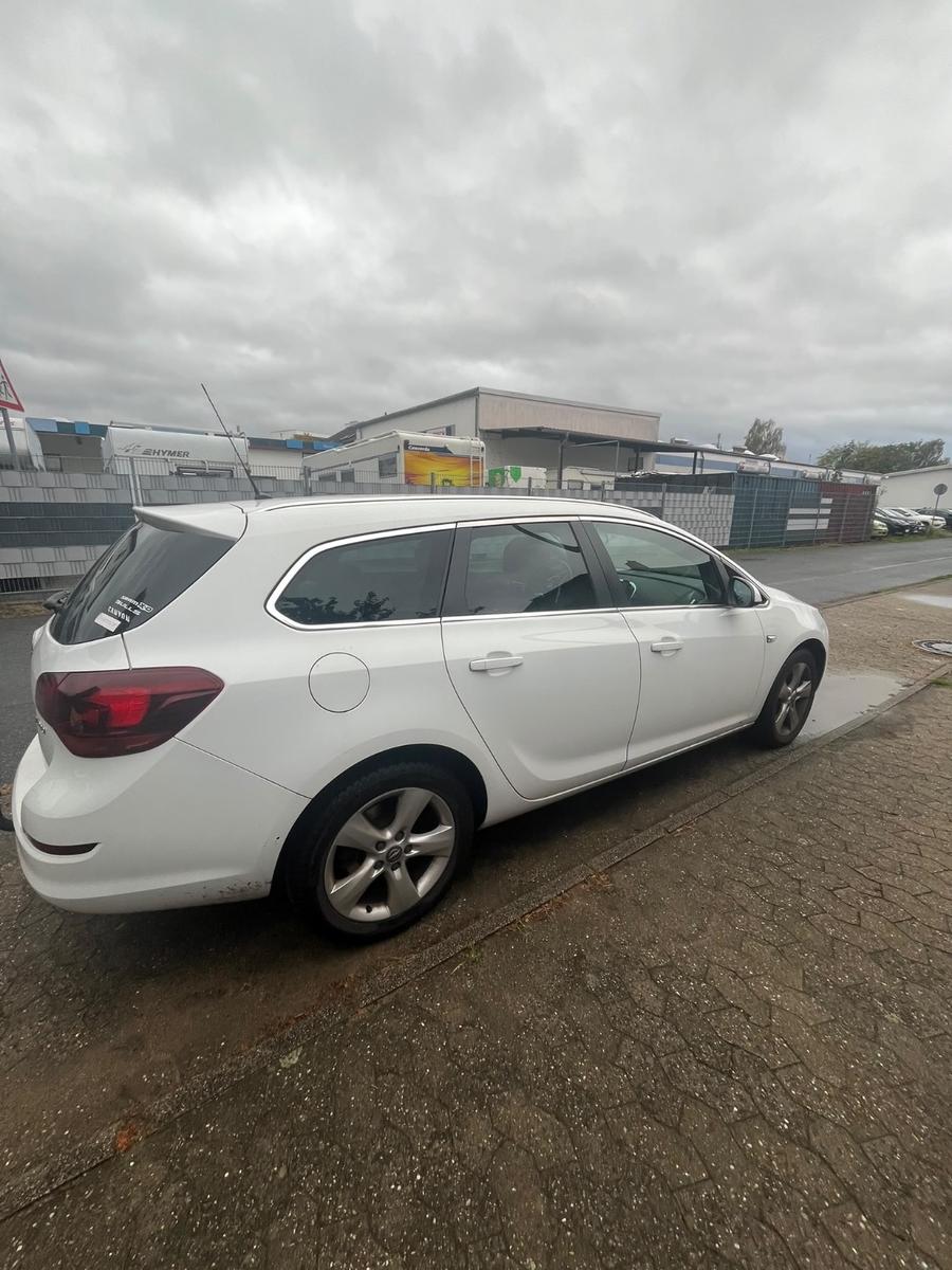 Opel Astra 2011 — rear view
