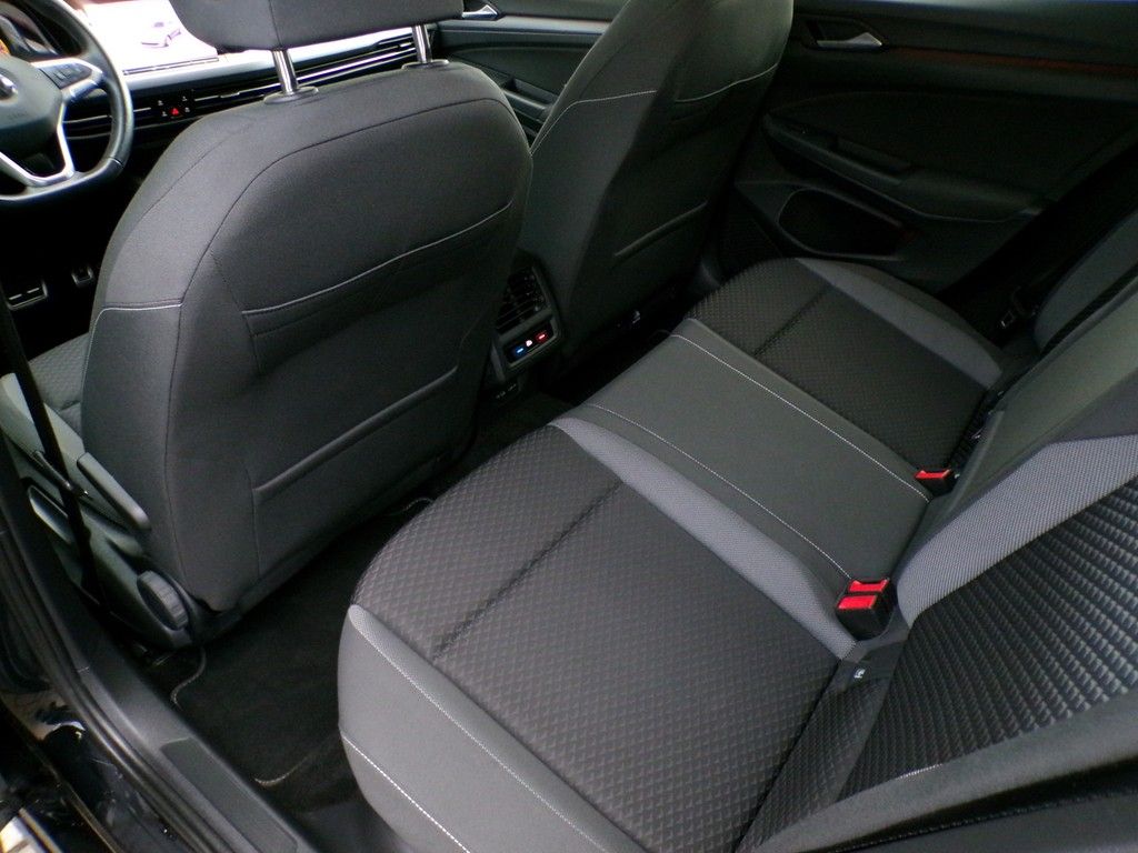 Fahrzeugabbildung Volkswagen Golf VIII 1.5 eTSI DSG Active *AHK*Matrix*NAVI*A