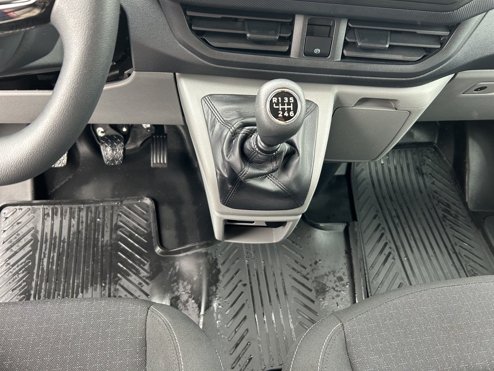 Fahrzeugabbildung Ford Transit Custom 320L1 AHK Klima LED GJR PDC