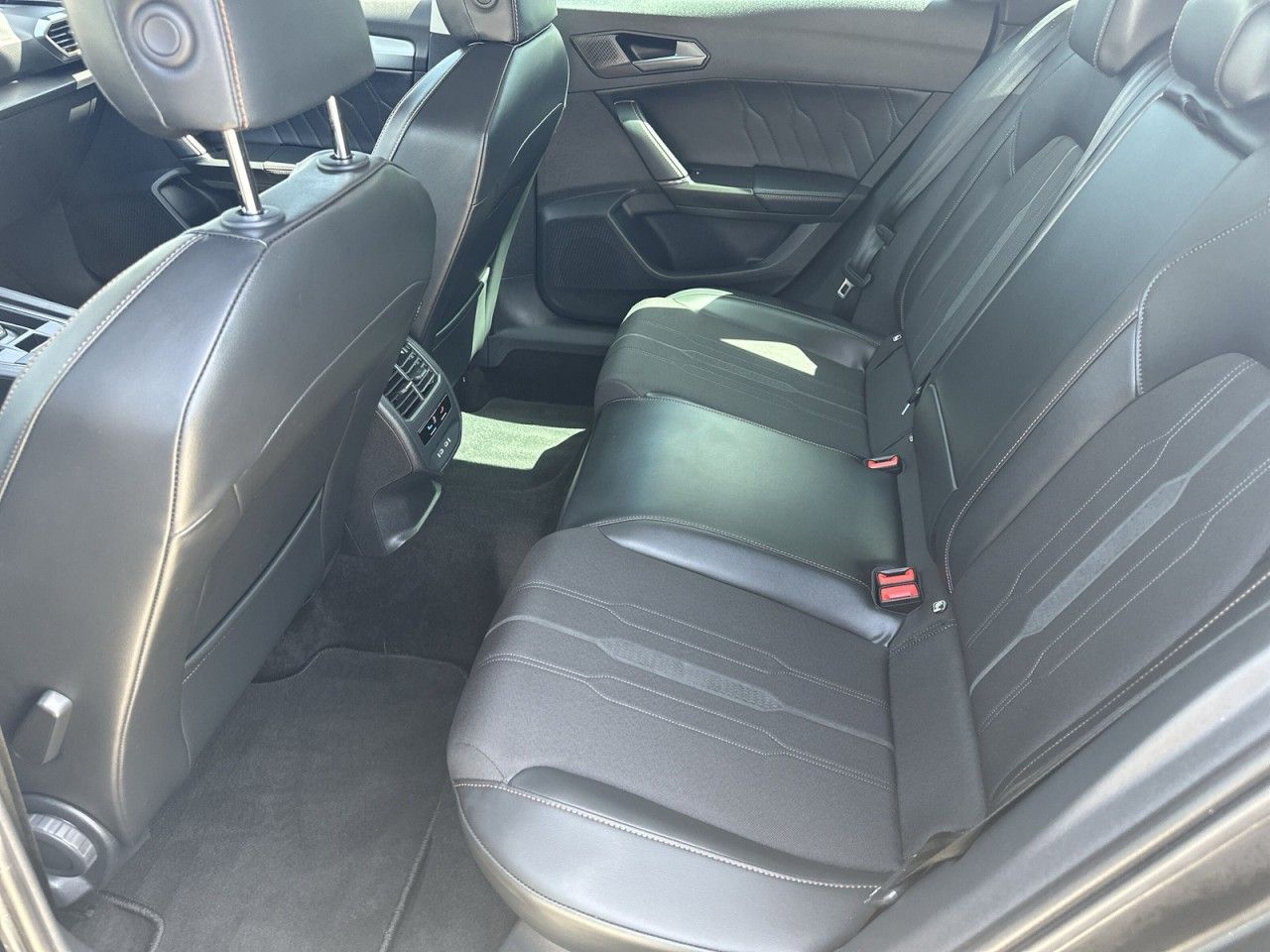 Fahrzeugabbildung CUPRA Leon Sportstourer 1.5 eTSI 150 PS DSG-1Hnd-Navi* - mit KI generiert/bearbeitet
