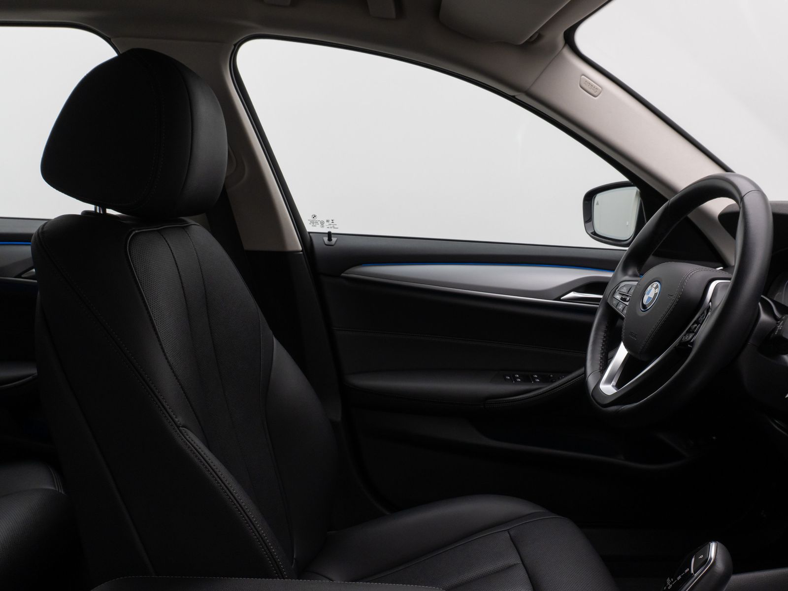 Fahrzeugabbildung BMW 530e Kamera DAB WLAN CockPitPro ACC Alarm LED