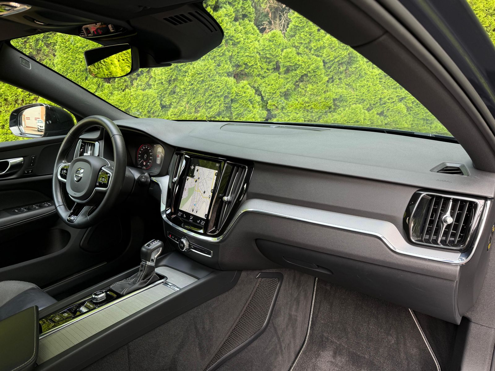 Fahrzeugabbildung Volvo V60 D4 Aut. R Design LED+NAV+AHK+SHZ+PANO+360°+