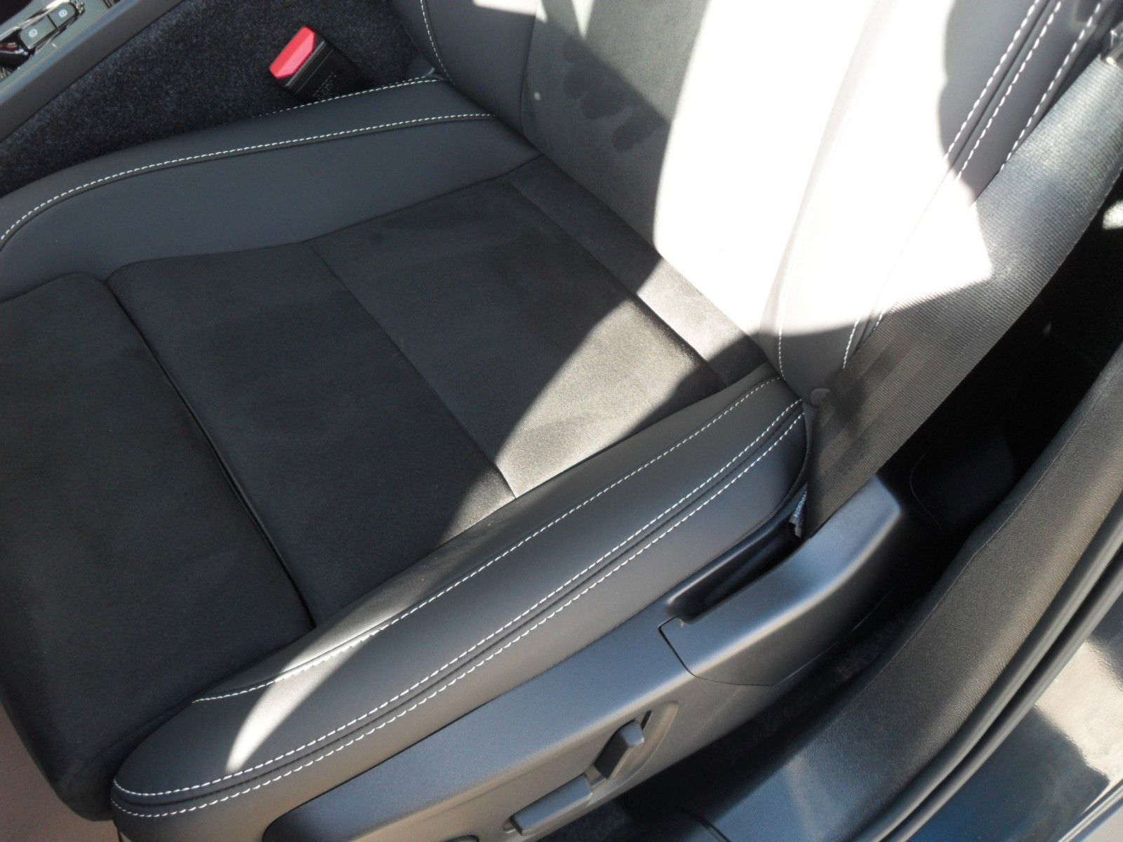 Fahrzeugabbildung Volvo XC 40 Ultra Dark 2WD