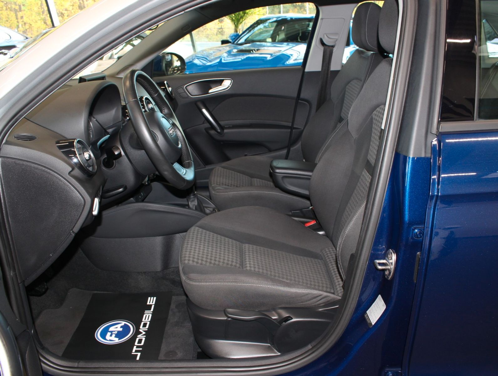 Fahrzeugabbildung Audi A1 Sportback attraction Bi Xenon*8 Fach Bereift