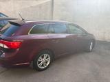 Toyota Avensis Combi 2.0 D-4D - - rote Toyota Avensis