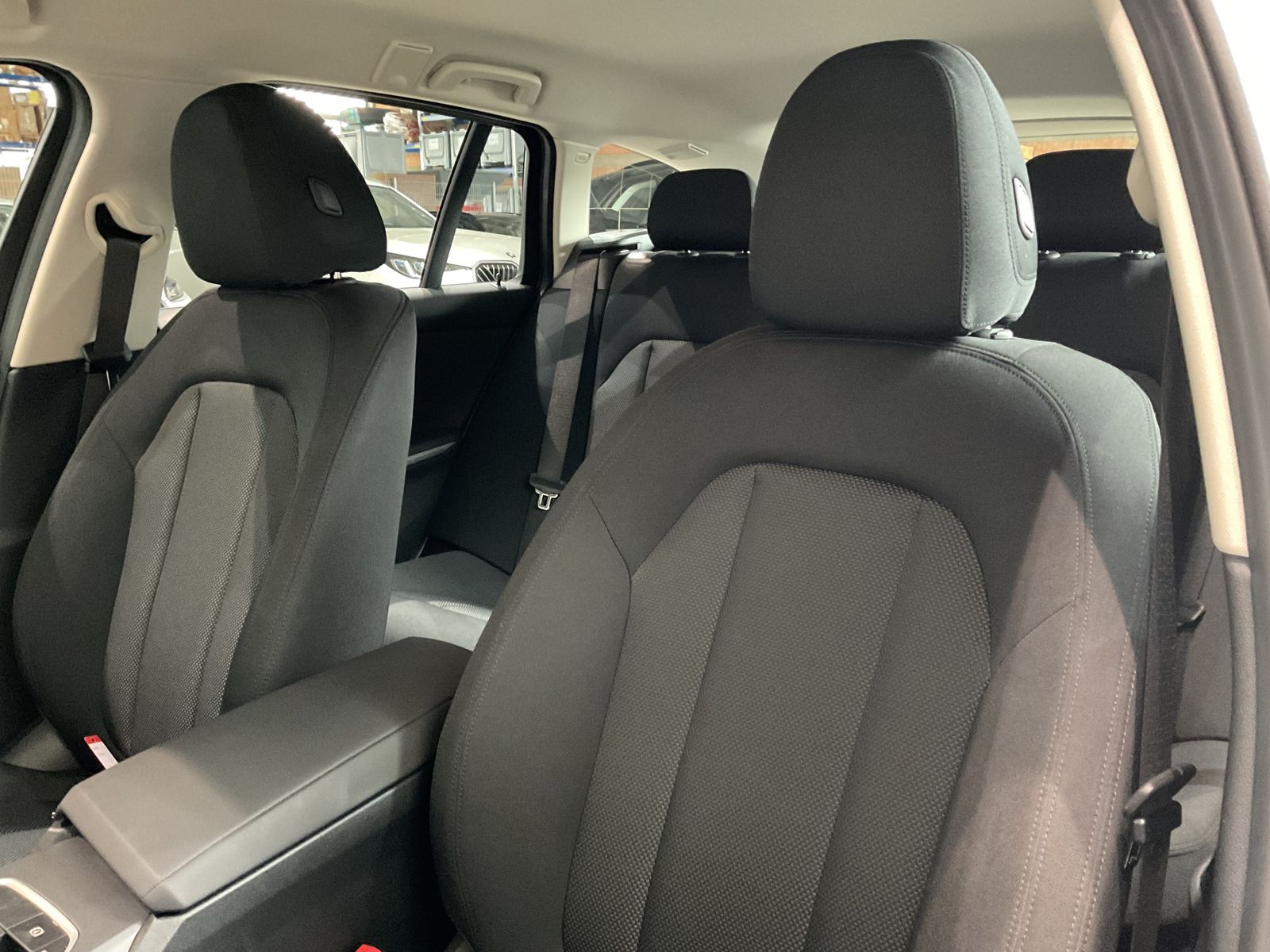 Fahrzeugeinzelansicht 11 Fahrzeugabbildung BMW 318i |Komfortzugang |Sitzheizung |Parking Assist