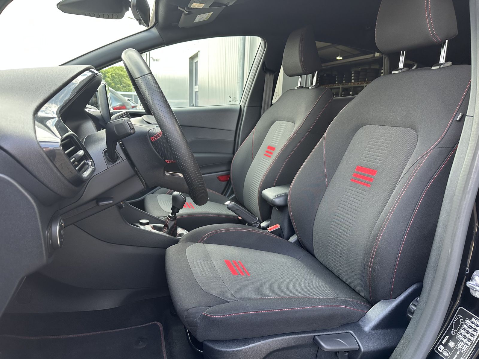 Fahrzeugabbildung Ford Fiesta 1.0 EcoBoost ST-Line NAV+LED+CARPLAY+DAB