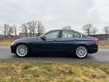 BMW 320 i Aut.Lim. Efficient Dynamic-Xenon-Navi-Eur6 - blaue BMW 3er Reihe