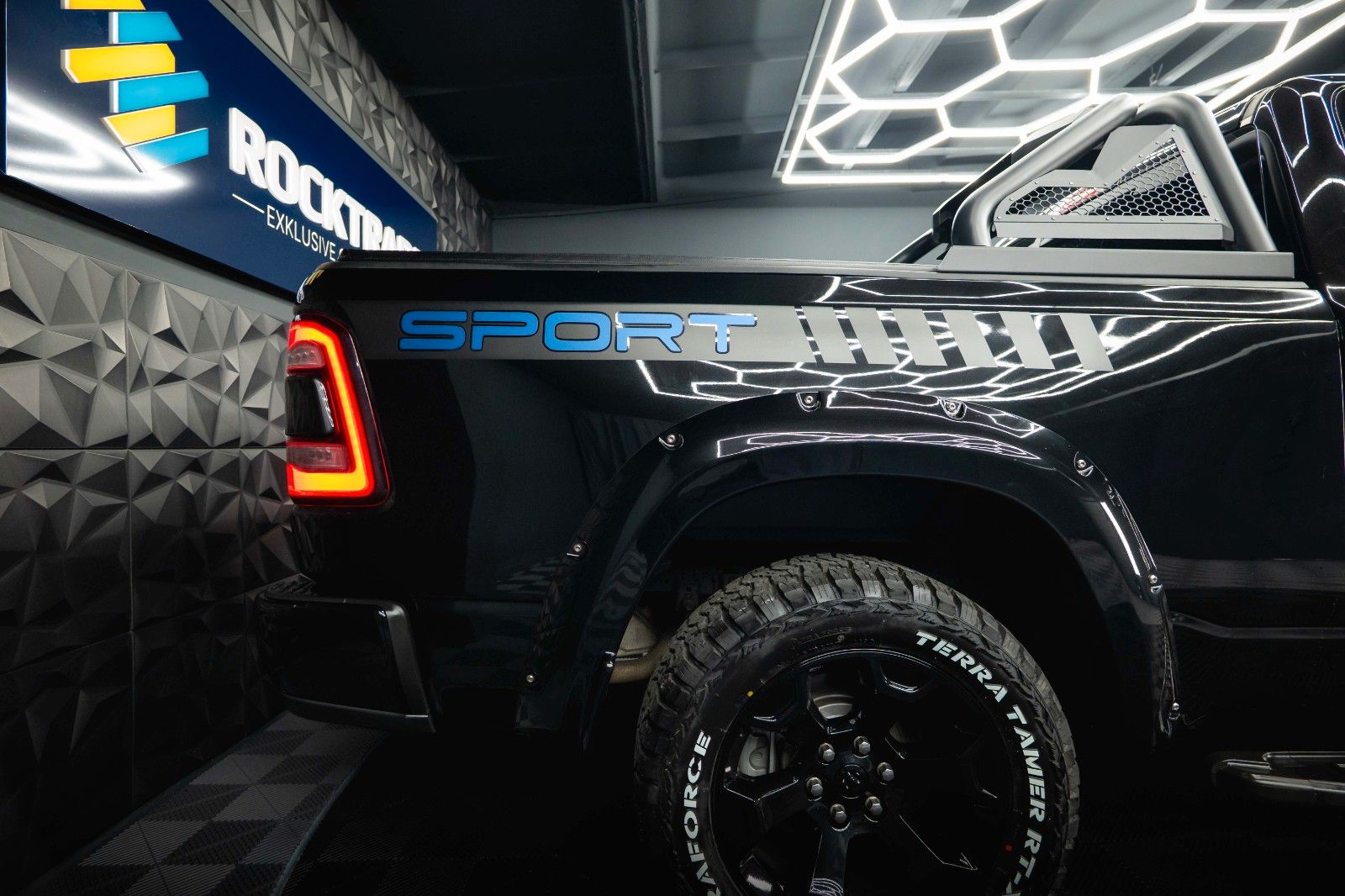 Fahrzeugabbildung Dodge RAM 5.7 V8 HEMI 4x4 OFFROAD Night-Paket LONGBED