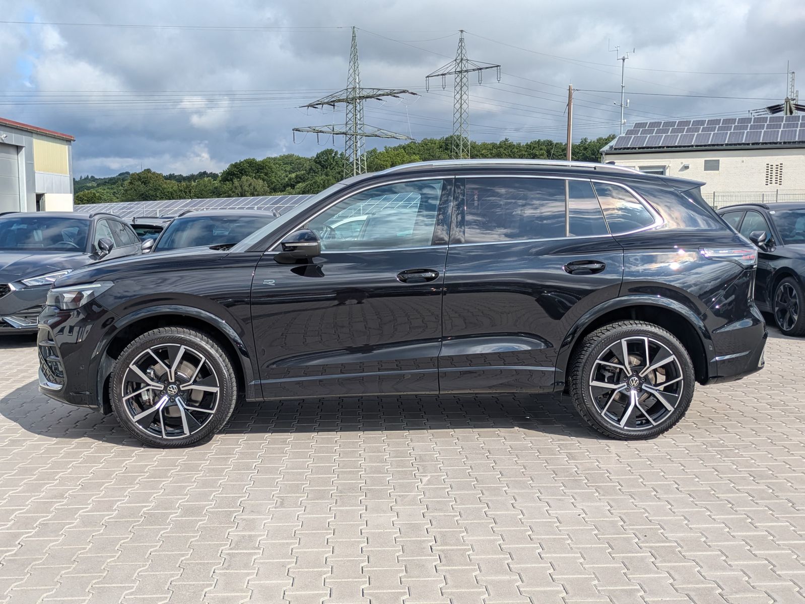 Fahrzeugabbildung Volkswagen Tiguan 2.0 TDI 4M R-Line PANO*H&K*AHK*MATRIX*20"