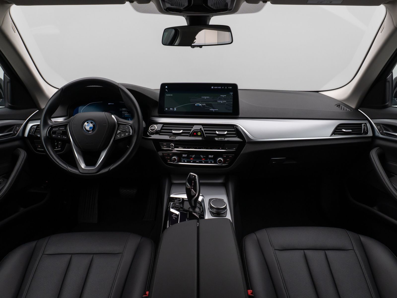 Fahrzeugabbildung BMW 530e Kamera DAB CockPitPro Sitzhzg Alarm LED