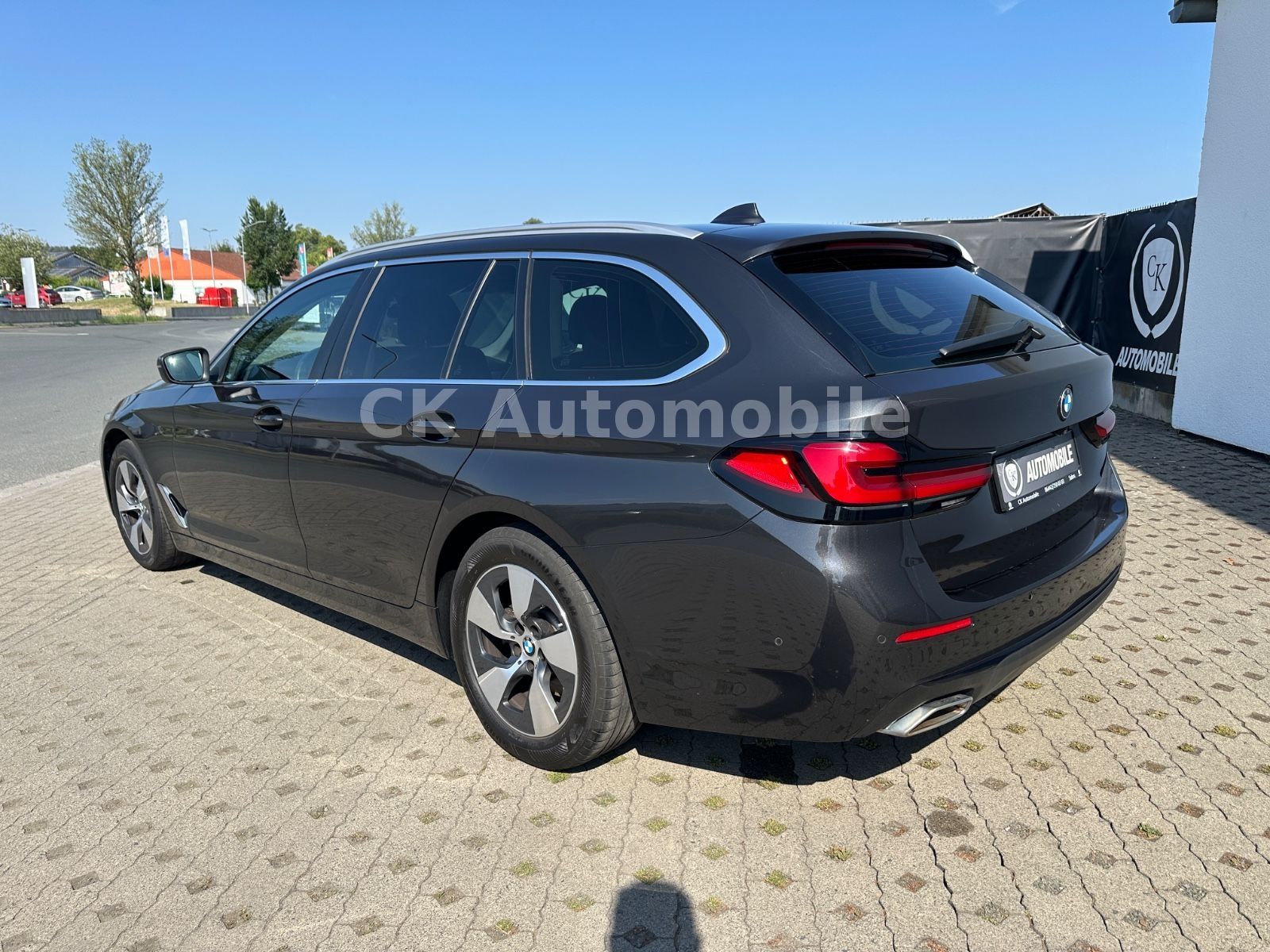 Fahrzeugabbildung BMW 520d Touring/Navi/Leder/Head-Up/Kamera/LED/ACC