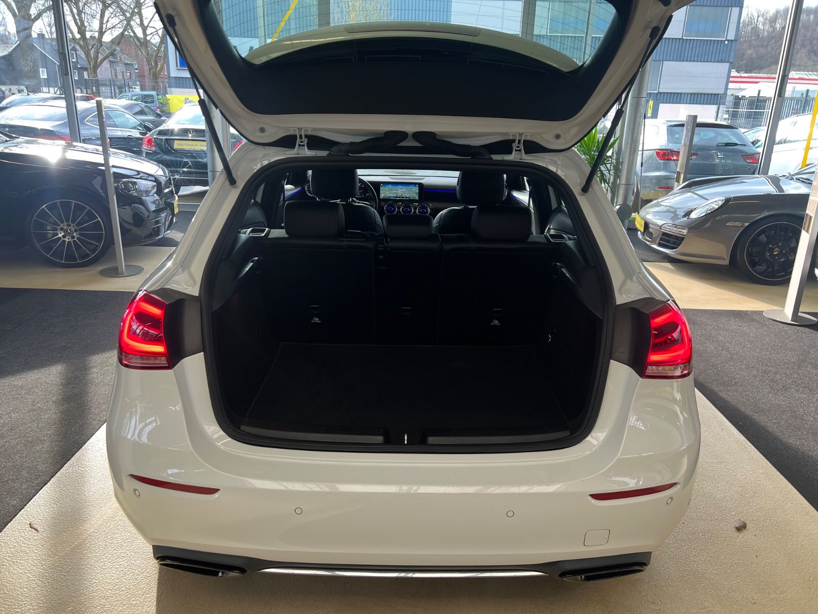 Fahrzeugabbildung Mercedes-Benz A 200 *AMBIENTE*WIDESCREEN*KAMERA*CARBON*LED*