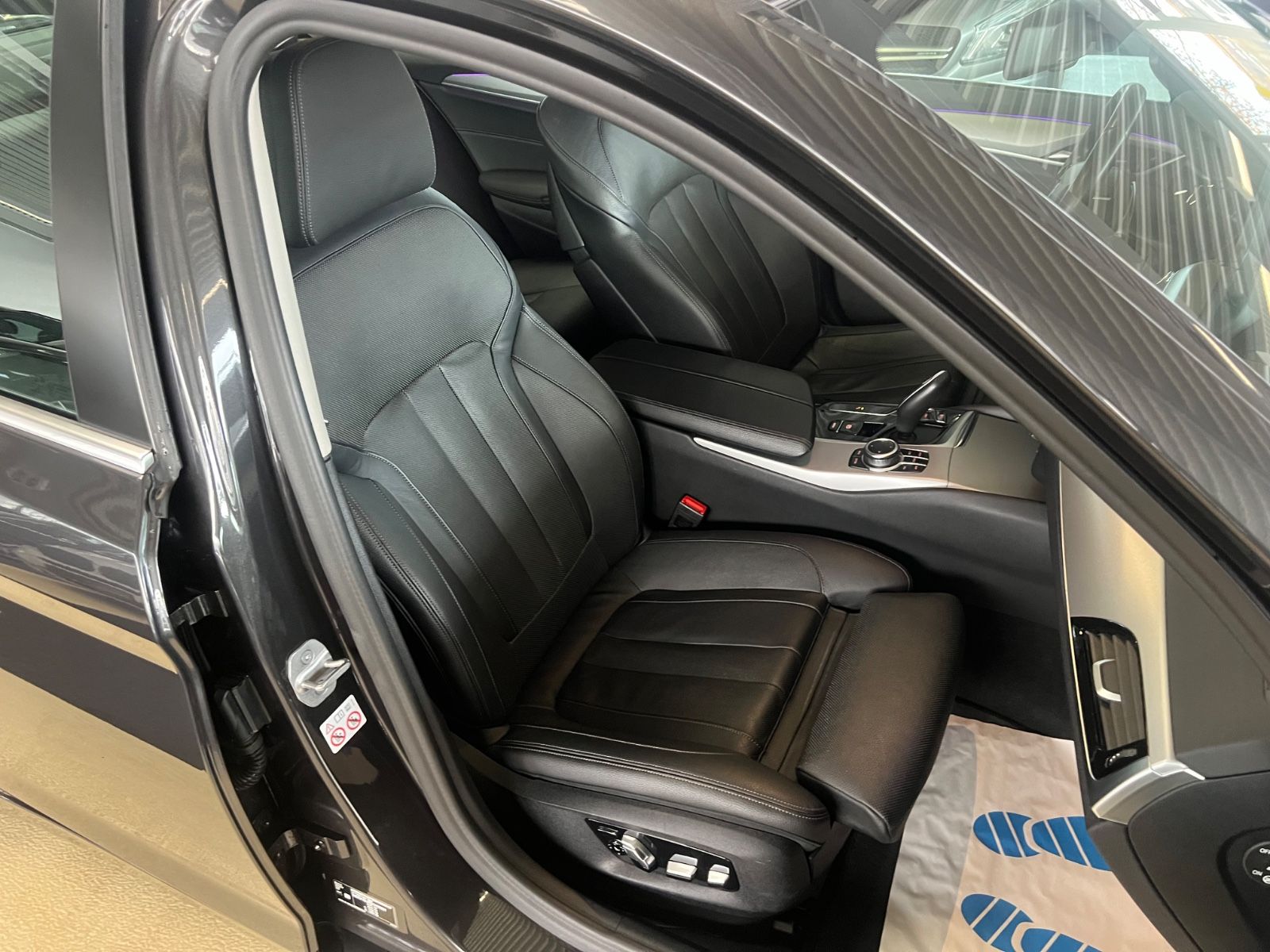 Fahrzeugabbildung BMW 520 d Lim. Mild Hybrid *SITZHEIZUNG & BELÜFTUNG*