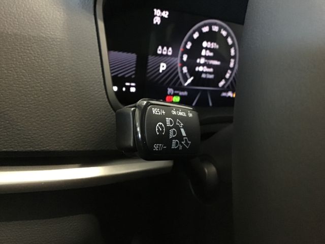 Fahrzeugabbildung Skoda Karoq Selection 1.5TSI DSG/LED/SHZ/Tempo/SmartLi