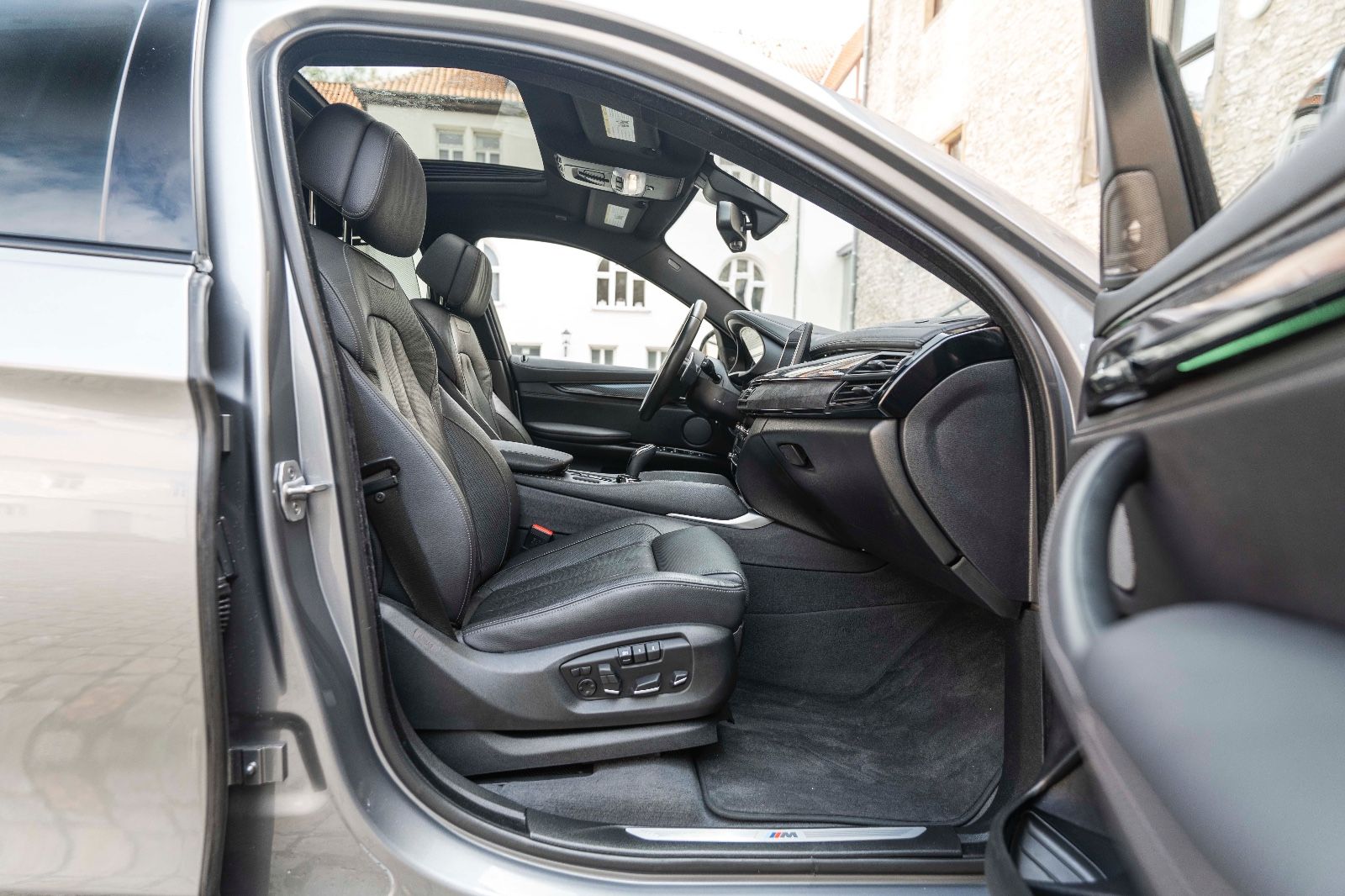 Fahrzeugabbildung BMW X6 xDrive50i M-SPORTPAKET ACC HUD LED 360° H&K