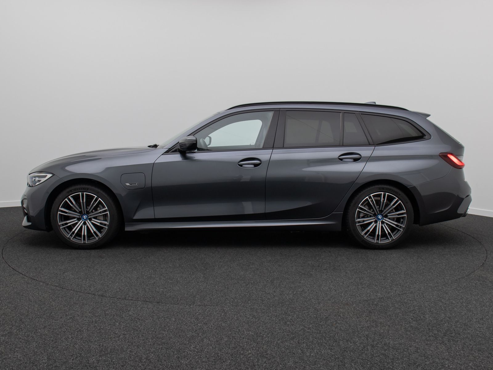Fahrzeugabbildung BMW 330e M Sport Alarm AHK DAB HiFi Komfort PDC 18"