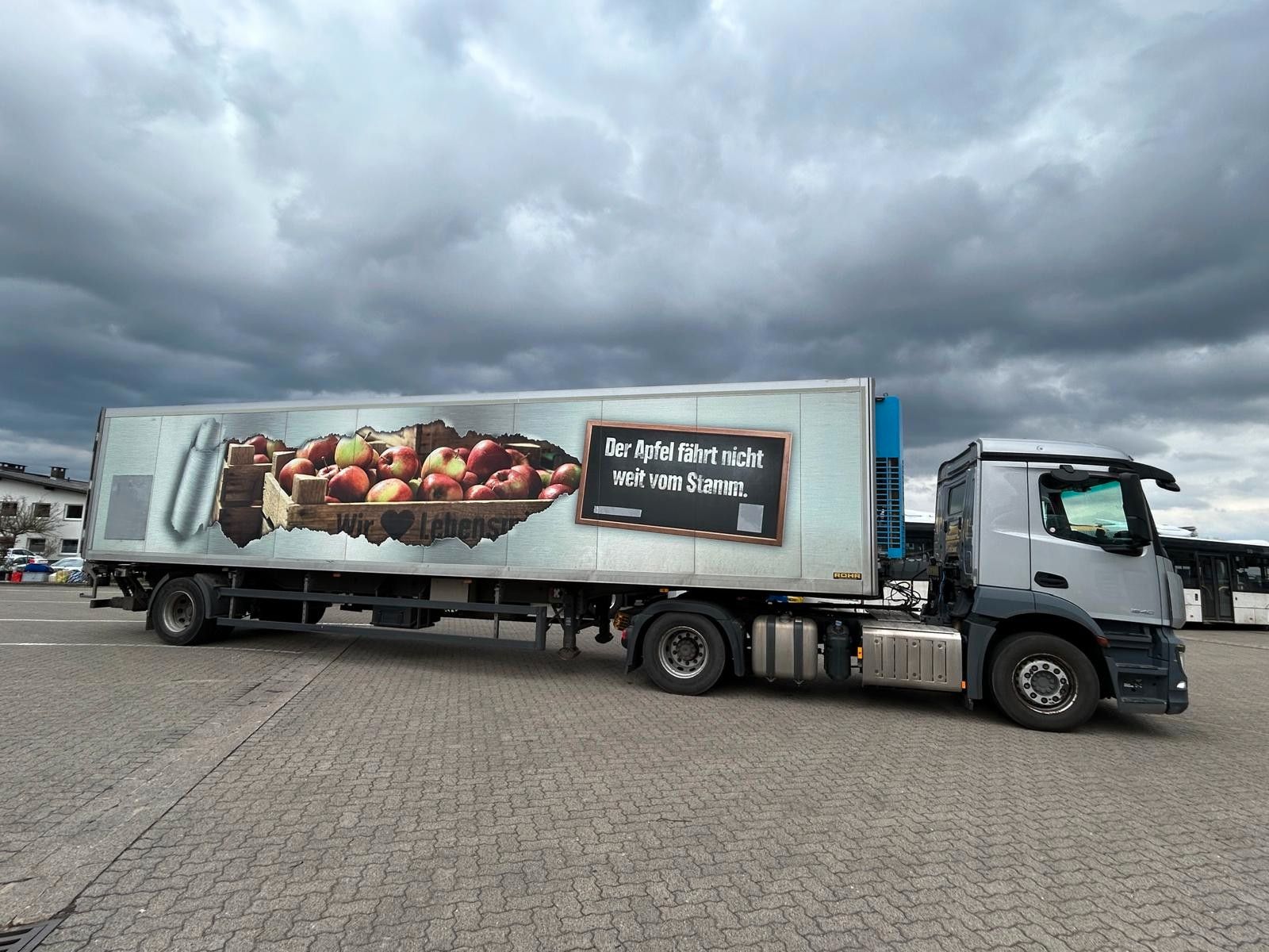 Fahrzeugabbildung Mercedes-Benz 2 Stk. Antos 1840+Rohr Kühlauflieger