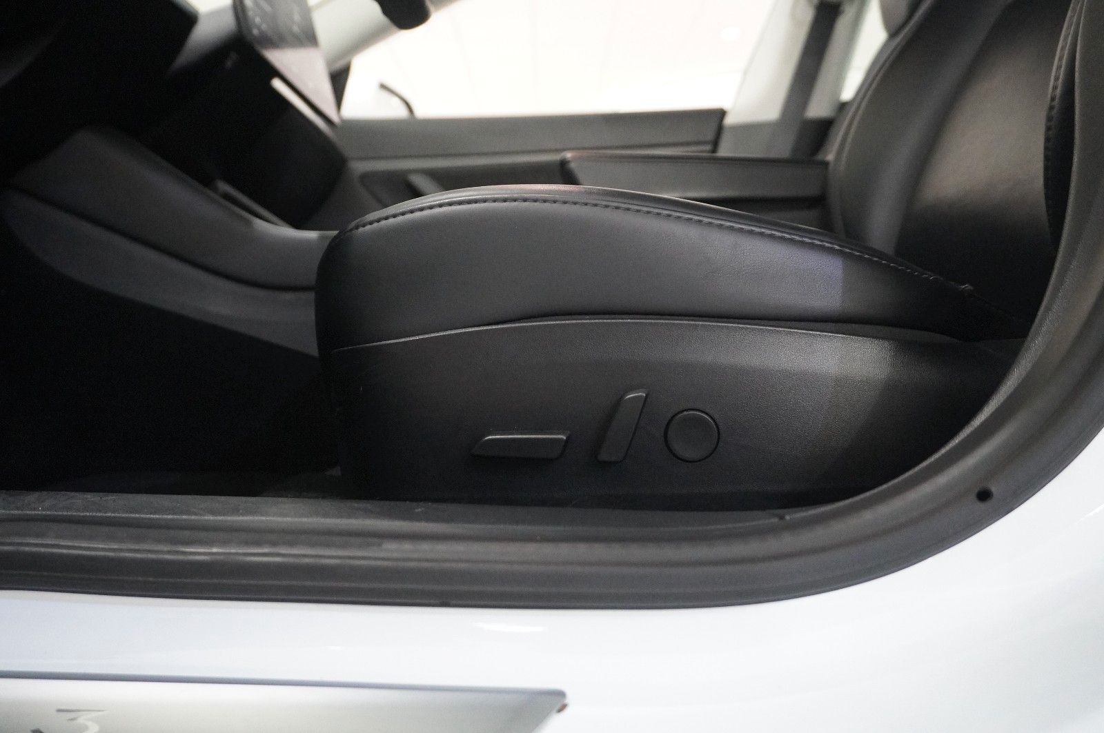 Fahrzeugabbildung Tesla Model 3 Standard Range Plus NAVI/KAMERA/SH/PANO