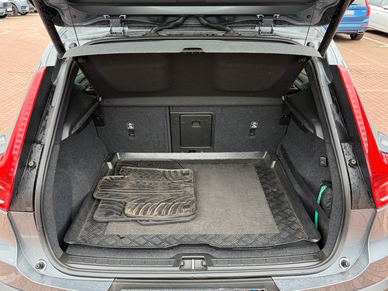 Fahrzeugabbildung Volvo XC40 T4 Momentum AWD *Nav*Totwinkel*AHK*LED*360°