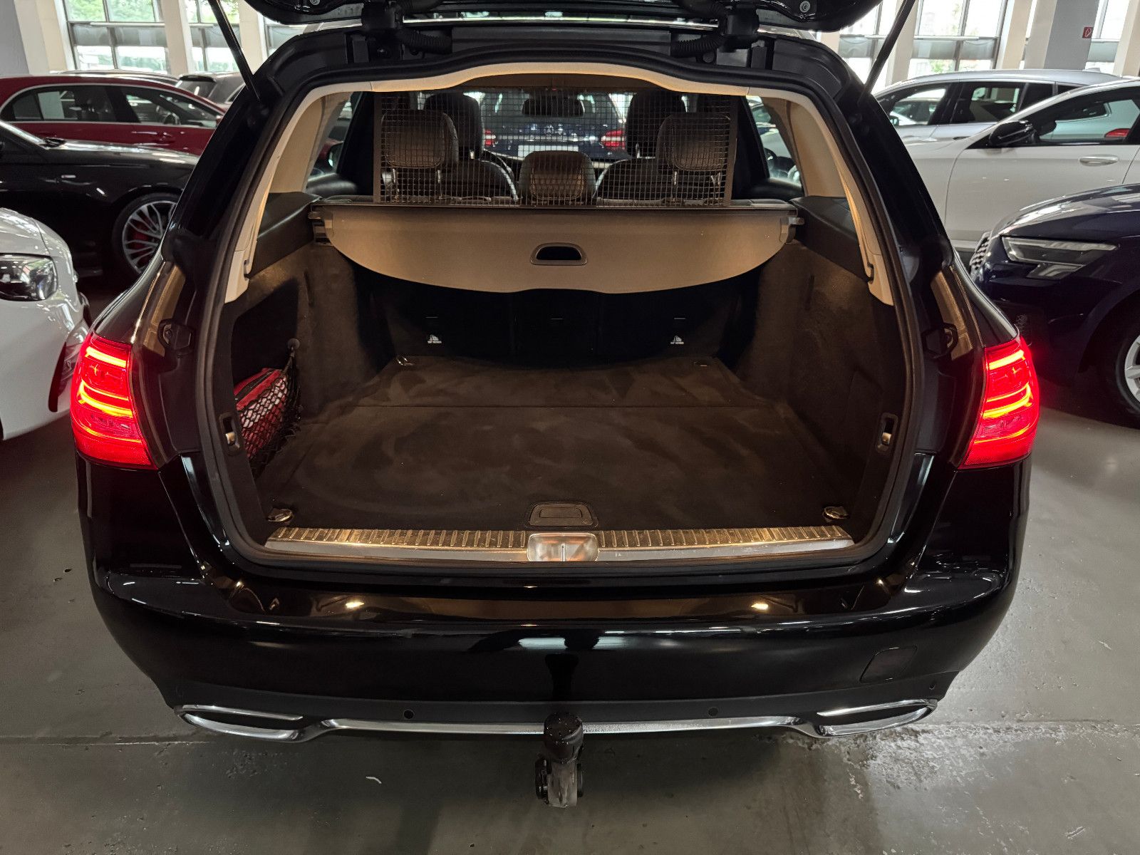 Fahrzeugabbildung Mercedes-Benz C 180 T CGI 9GT 2X AVANTGARDE PANO ILS NAVI AHK