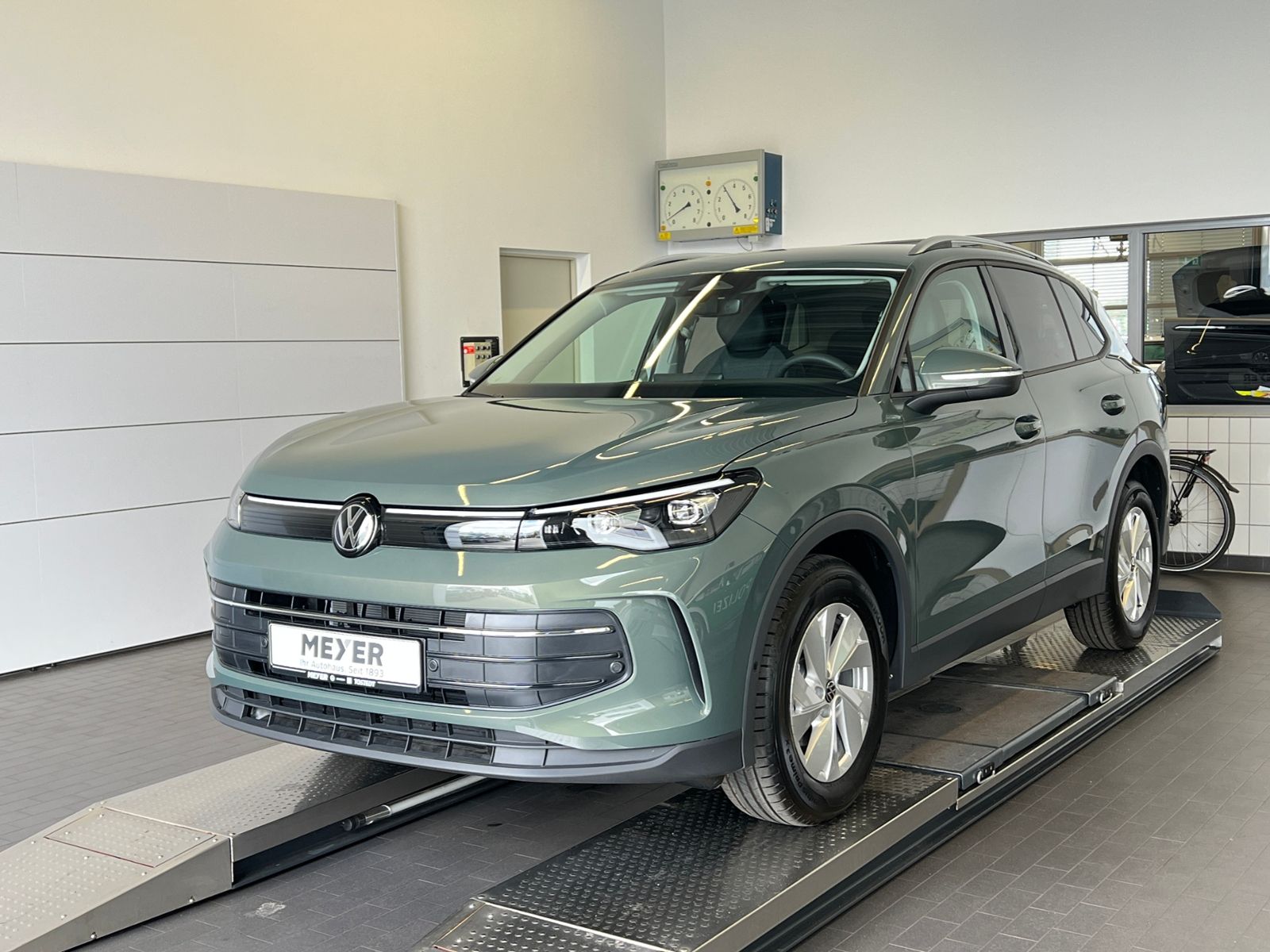 Fahrzeugabbildung Volkswagen Tiguan LIFE 1.5 eTSI DSG *AHK, LED Plus, Kamera,