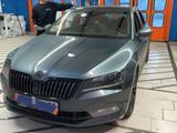 Skoda Superb 2.0TSI. Laurin & Klement 4x4+ - Skoda Superb mit Benzin-Antrieb: Limousine, 2.0