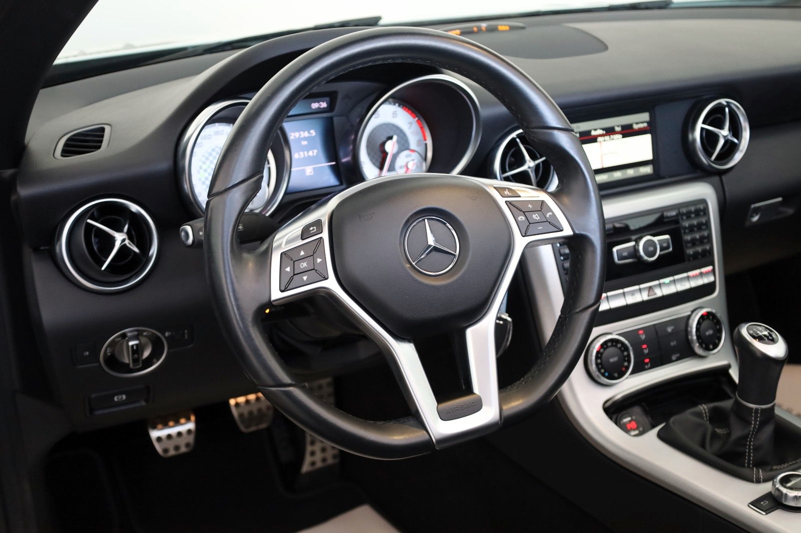 Fahrzeugabbildung Mercedes-Benz SLK 200 AMG Line Leder,Panorama,Navi,Airscarf