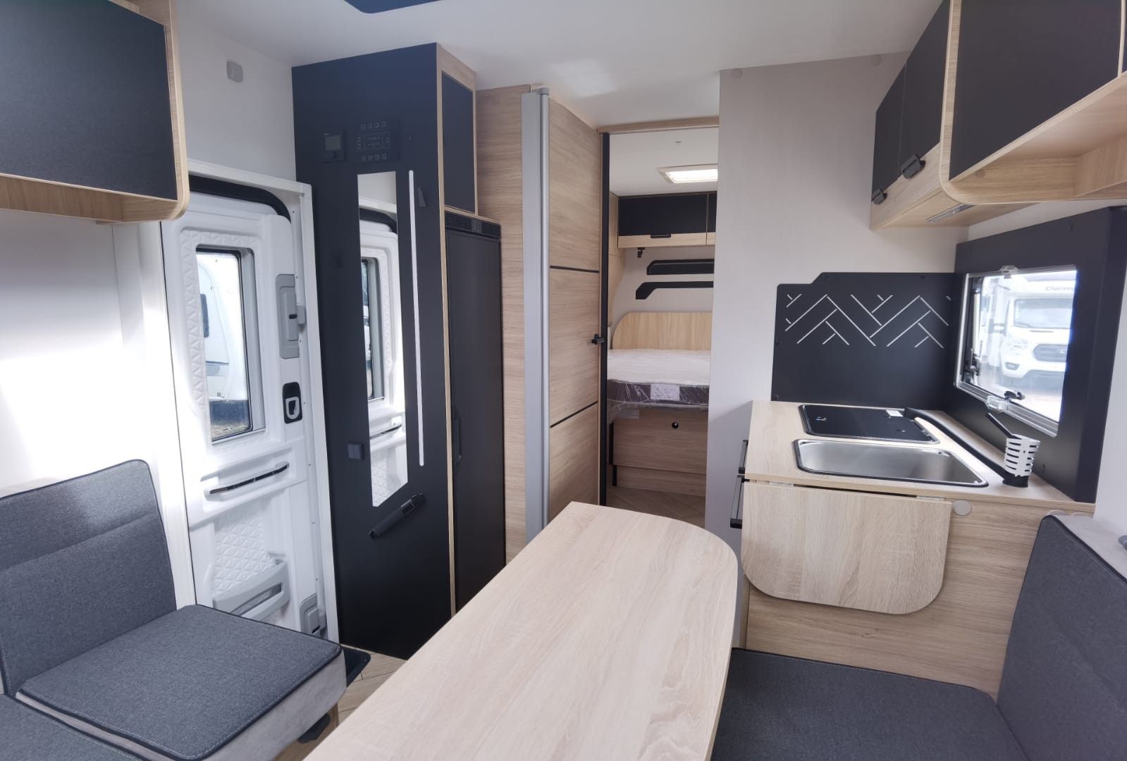 Fahrzeugabbildung Challenger 318 Graphite Edition o. Hubbett Frühlingsaktion