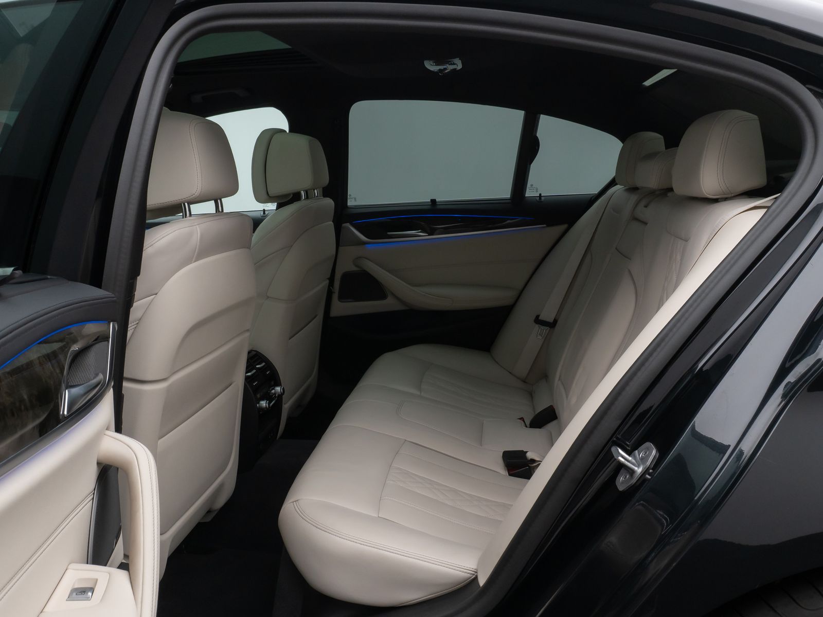 Fahrzeugabbildung BMW 520d Luxury Line Glasdach Kamera HUD DAB H/K 19"