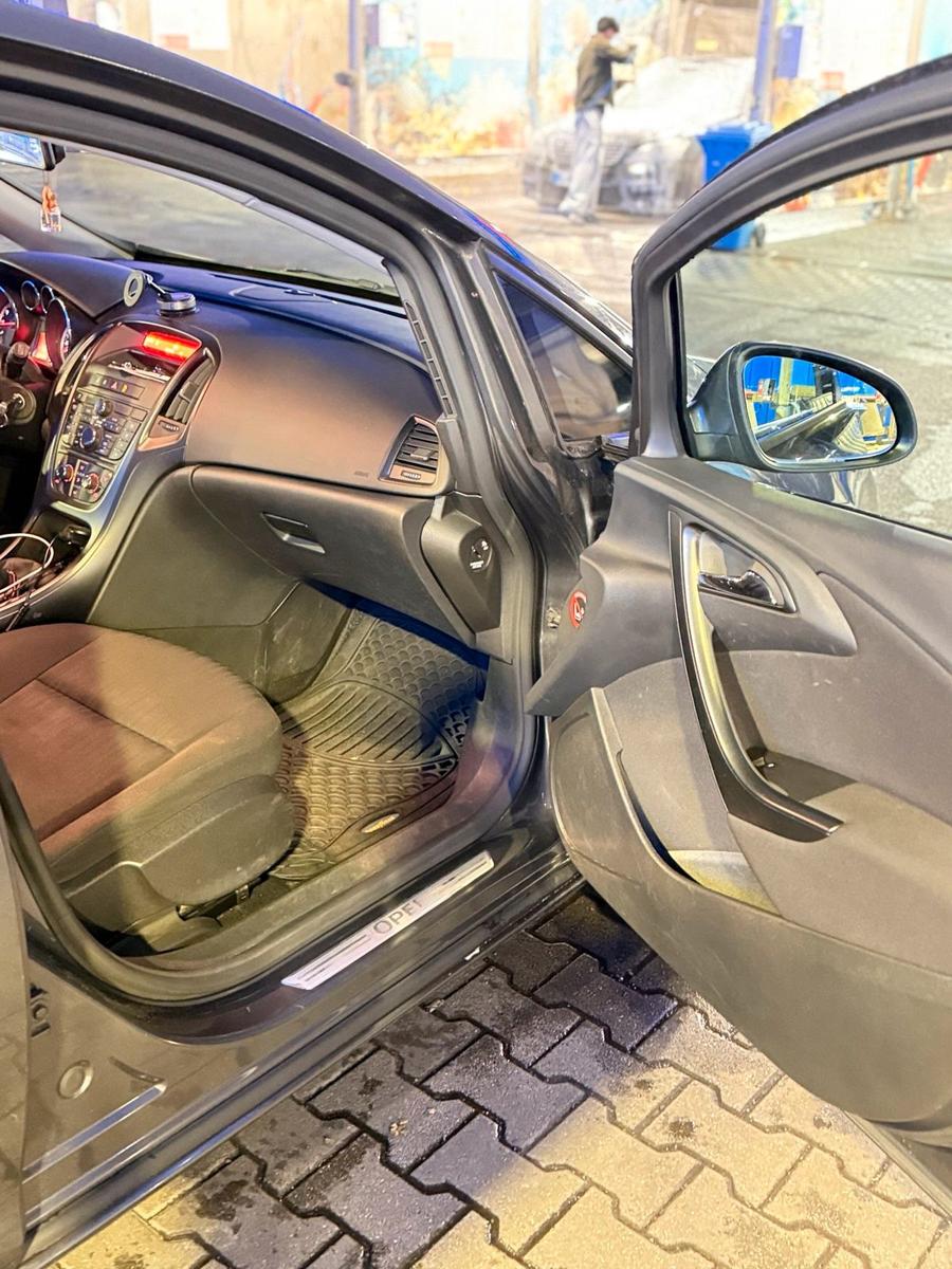 Opel Astra 2011 — photo 10