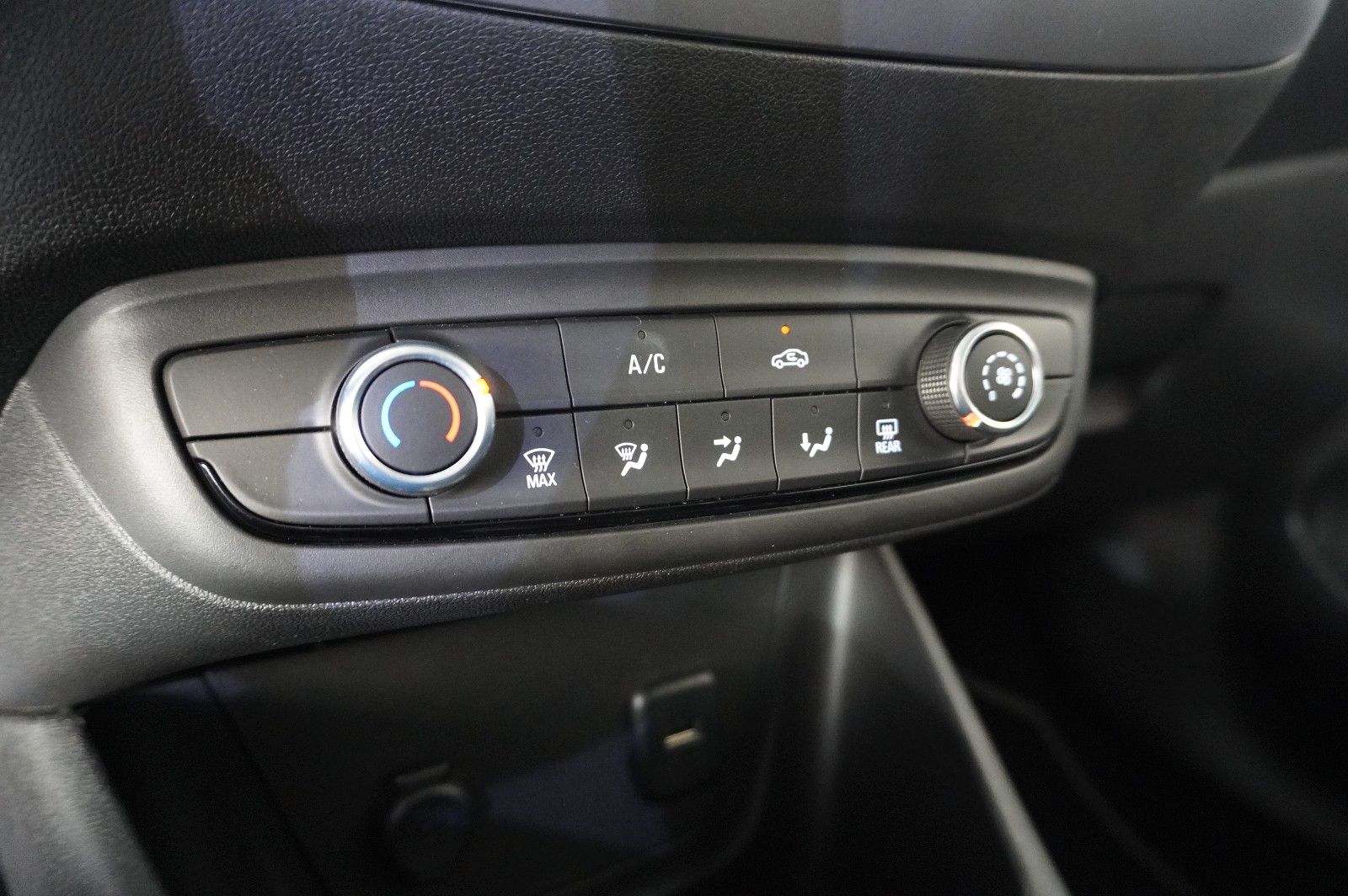 Fahrzeugabbildung Opel Crossland (X) 1.2 EDITION NAVI/LED/KAMERA/TEMP.