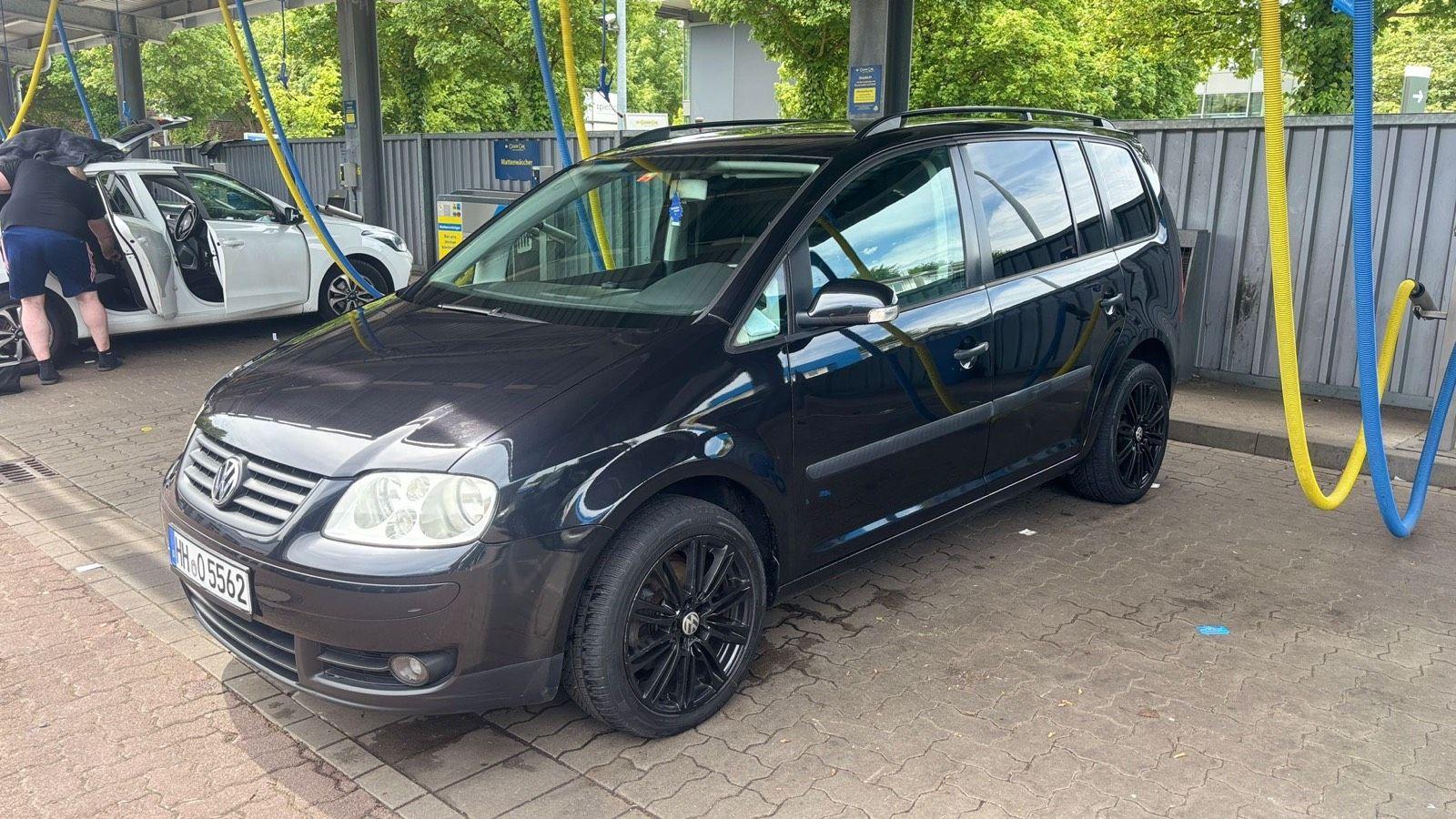Volkswagen Touran 2004 — rear view