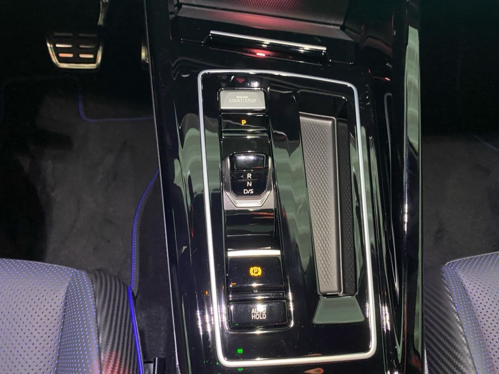 Fahrzeugabbildung Volkswagen Golf Variant R Black Style Harman Carbon VMax270